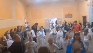 Uczniowie tańczą podczas Balu Wszystkich Świętych
