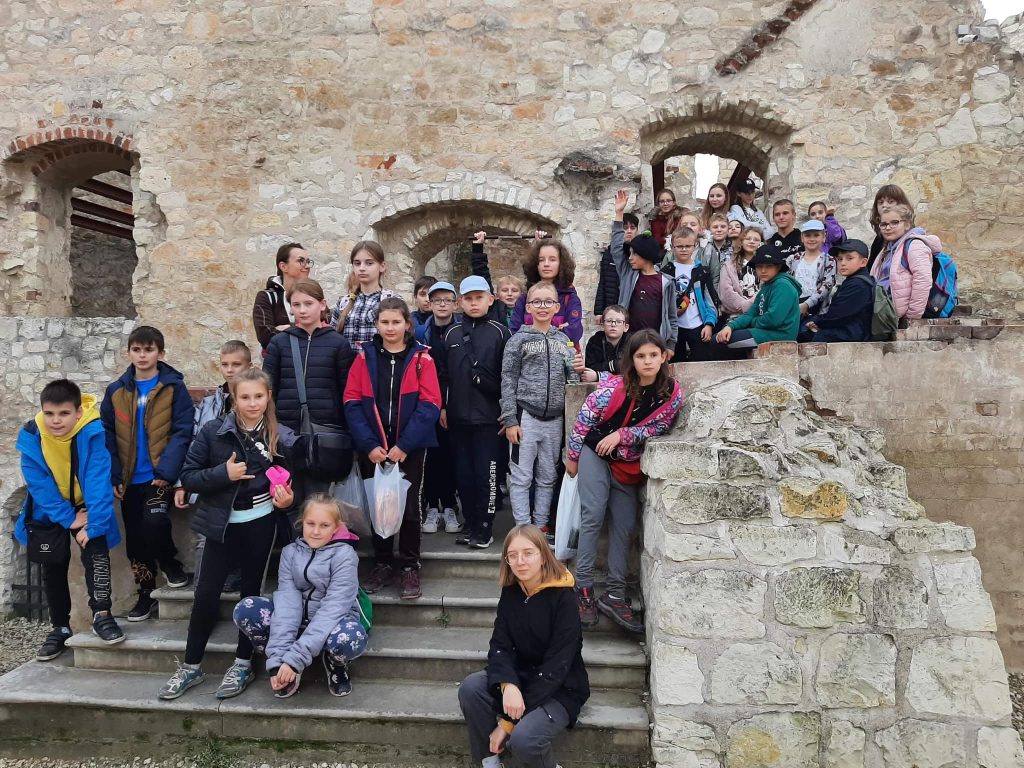 Uczniowie na schodach ruin zamku w Kazimierzu