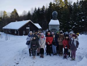 Uczniowie przed pomnikiem Ignaccego Łukasiewicza