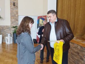 Burmistrz Miasta i Gminy Kańczuga wręcza dyplom uczennicy.