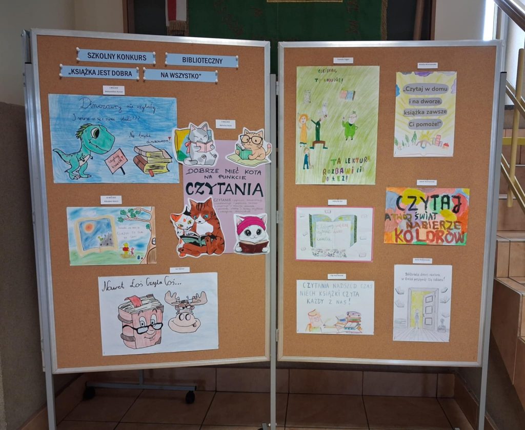 Zdjęcie przedstawia tablicę z rysunkami uczniów.