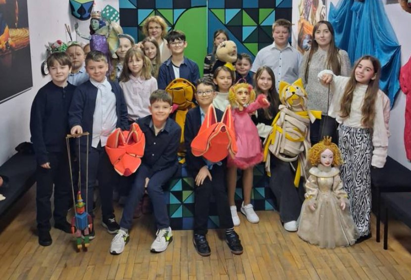Uczniowie na wspólnym zdjęcia podczas lekcji teatralnej.