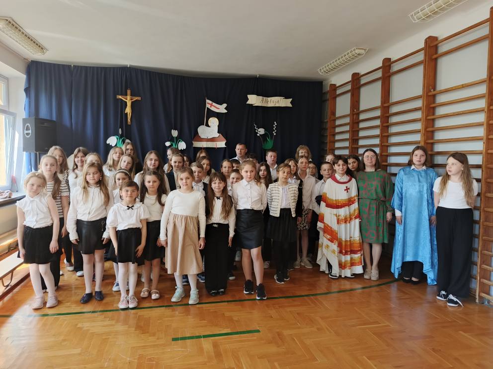 Uczniowie podczas akademii z okazji Świąt Wielkanocnych.