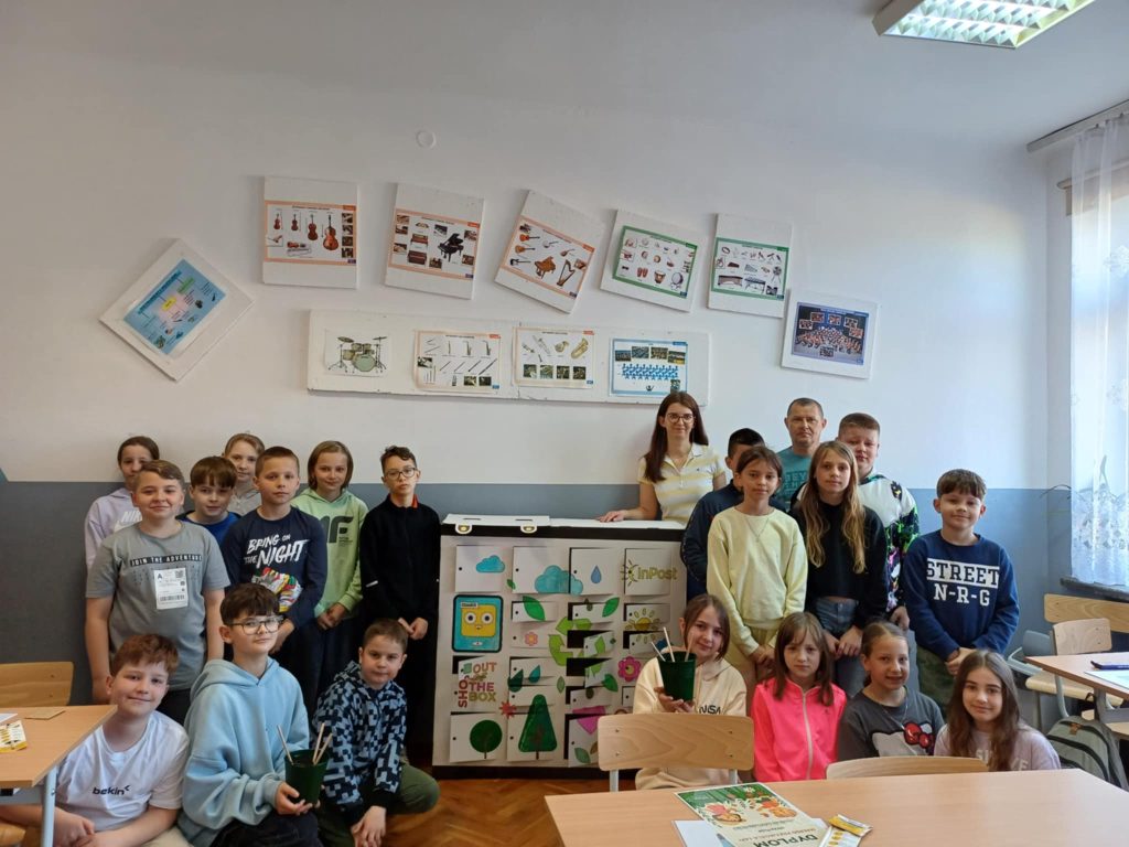 Uczniowie stoją w klasie podczas realizacji programu InPost Green City