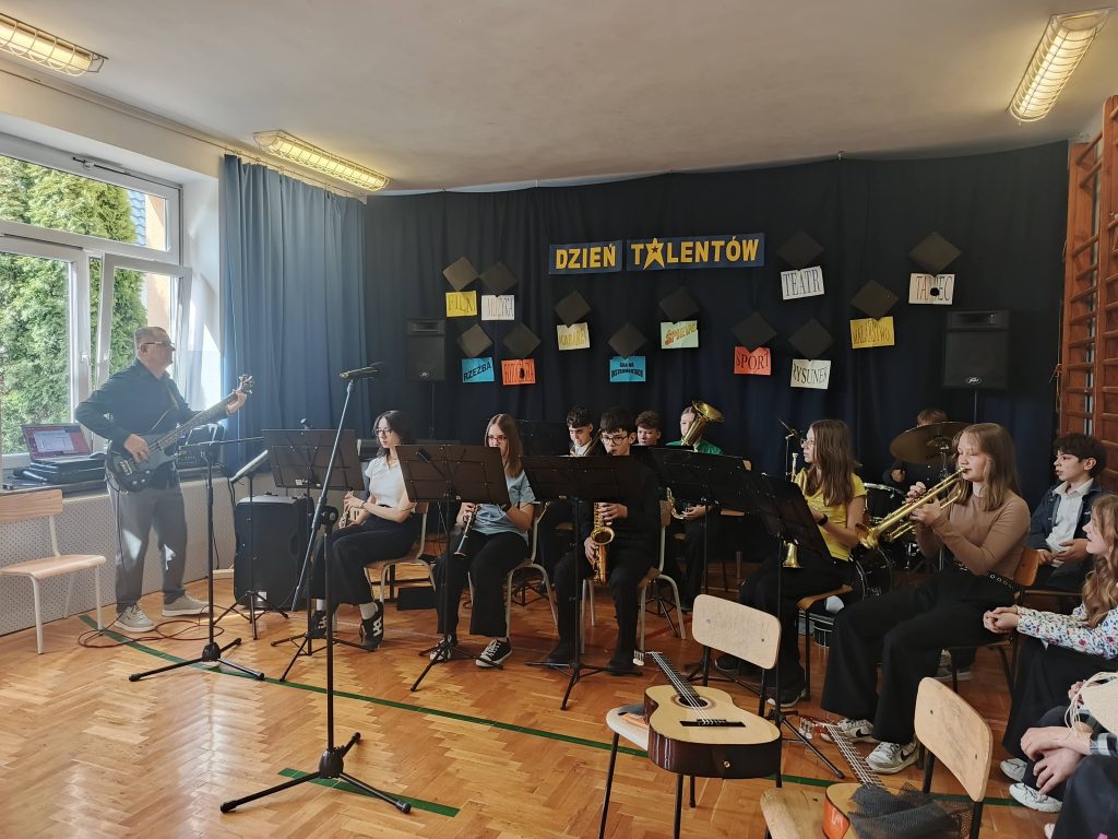Uczniowie grają na instrumentach